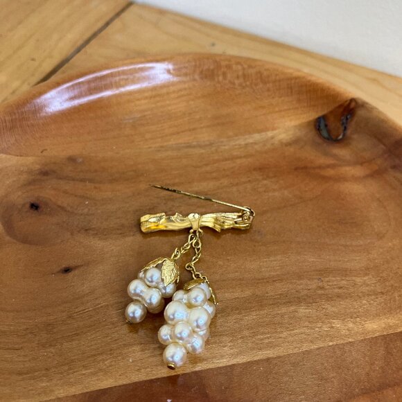 Grape Bunch Gold-tone Brooch Pin Faux Pearl Dangle Charms - Picture 4 of 7